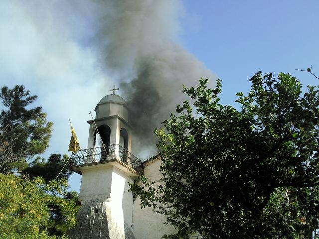 Koroni Kirche am Friedhof in Flammen