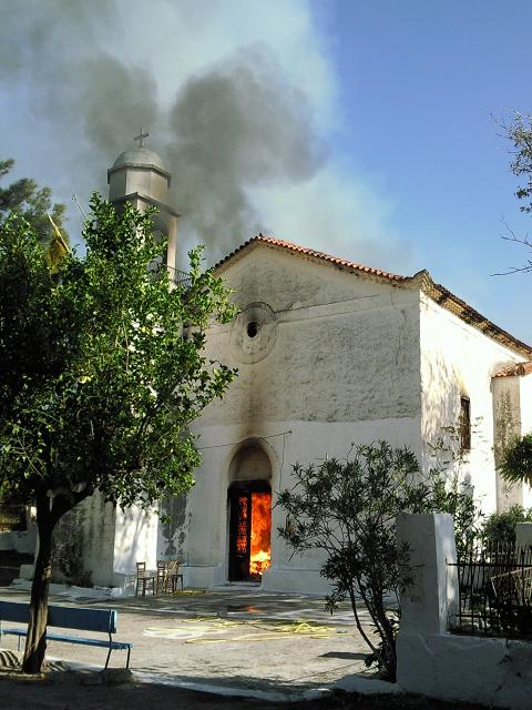 Koroni Kirche am Friedhof in Flammen